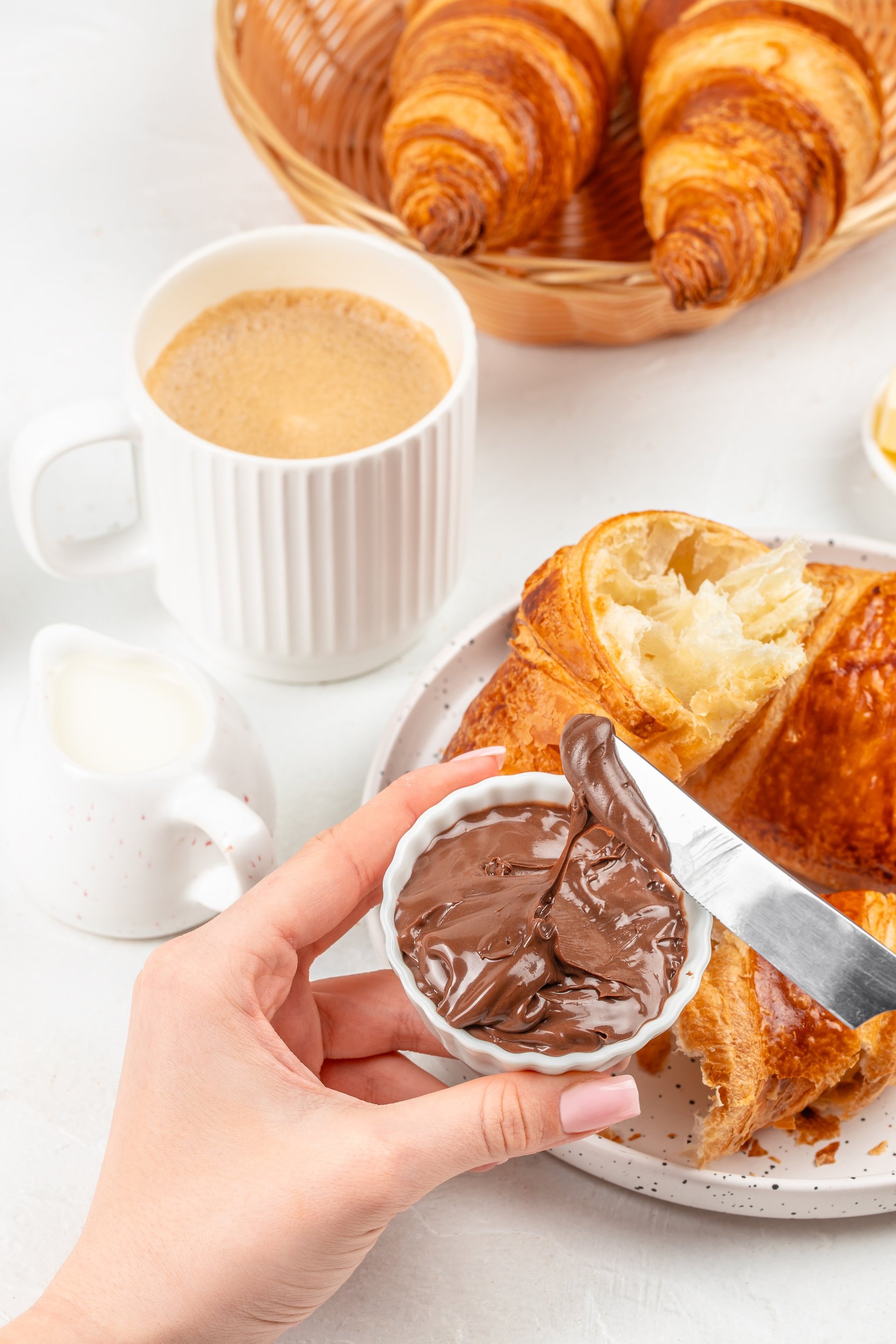 Elegante desayuno con croissant y café